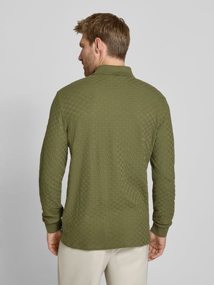 Männermodel trägt Regular Fit Freizeithemd mit Kentkragen von Paul Smith in Olivgrün, strukturierte Baumwolle, Ganzkörperansicht Rückansicht.