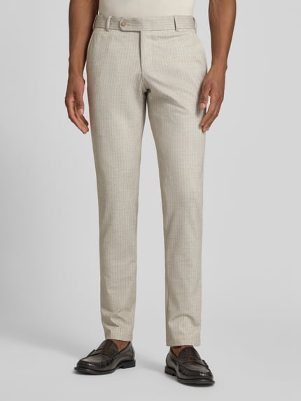 Mannelijk model draagt Hose mit französischen Eingrifftaschen van ATELIER TORINO in beige, tapered fit, katoenmix, knoop- en ritssluiting, vooraanzicht volledige lichaamsfoto