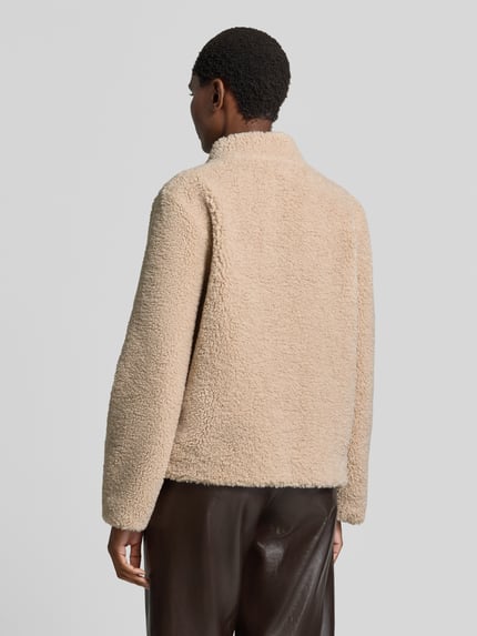 Männermodel trägt Regular Fit Jacke mit stójka z futerka od FUCHS SCHMITT, beżowa, nakładane kieszenie, listwa guzikowa, długość tyłu w rozmiarze 36: 59 cm, szerokość ramion w rozmiarze 36: 43 cm, szerokość klatki piersiowej w rozmiarze 36: 52 cm, długość rękawów w rozmiarze 36: 63 cm, widoczna faktura futerka, widok całej sylwetki od tyłu