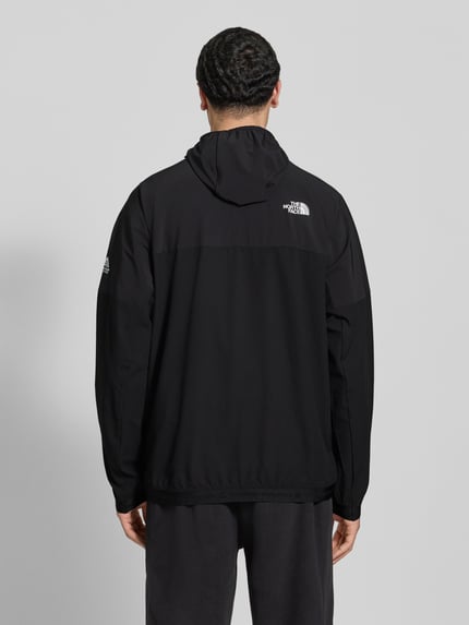 Mannenmodel draagt Hoodie mit Reißverschluss und Logo van The North Face in zwart, regular fit, capuchon, rugaanzicht.