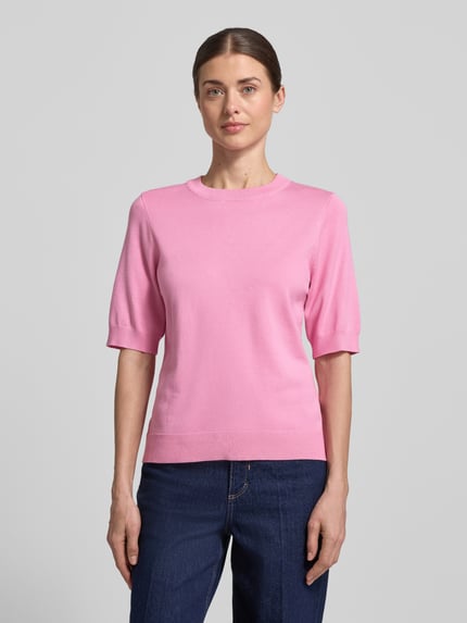 Frauenmodel trägt Strickshirt aus Viskose-Mix mit Rundhalsausschnitt Modell 'LENA' von YAS in Rosa, Körpernaher-Schnitt, 1/2-Arm, Gerippte-Abschlüsse, Ganzkörperansicht von vorne.