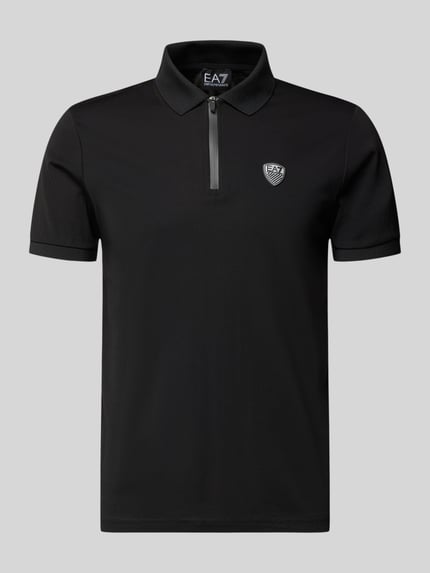 Produktfoto, schwarzes Slim Fit Poloshirt aus Viskose-Mix von EA7 Emporio Armani mit Logo-Detail, Polokragen und kurzen Ärmeln.