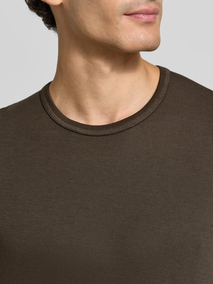 Männermodel trägt Regular Fit Longsleeve aus reiner Baumwolle Modell 'Basic' von Lindbergh in Braun, Struktur sichtbar, Nahaufnahme Oberkörper. Rückenlänge bei Größe M: 73 cm, Rundhalsausschnitt.