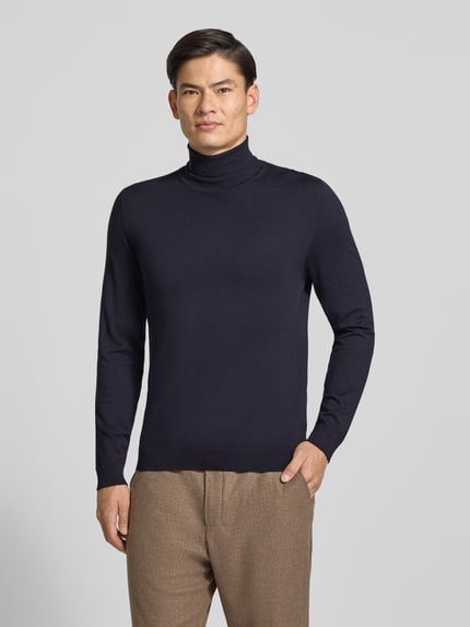 Männermodel trägt Slim Fit Rollkragenpullover aus Viskose-Mix mit Rippbündchen von MCNEAL, Langarm, dunkelblau, Ganzkörperansicht von vorne.