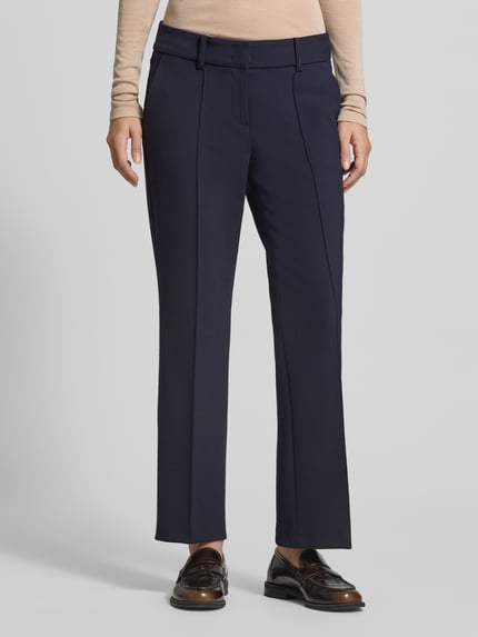 Frauenmodel trägt dunkelblaue Regular Fit Schmale Hose mit Viskose-Baumwoll-Anteil Modell 'FARAH' von CAMBIO, Damen Schmale Hose, Ganzkörperansicht von vorne.