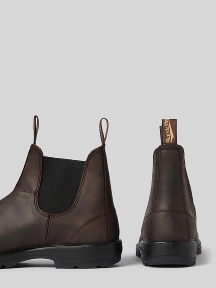 Produktfoto, Boots aus Leder mit elastischen Einsätzen von Blundstone, ciemnobrązowa naturalna skóra, zaokrąglony czubek, zakładana przez głowę, elastyczne wstawki, detal z logo, obcas męski 3 cm w rozmiarze 44, wysokość cholewki 15 cm w rozmiarze 44, szerokość w rozmiarze 44: 10 cm.