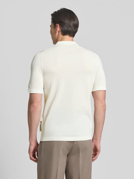 Männermodel trägt Regular Fit Poloshirt aus reiner Baumwolle Marc O'Polo × DFB Travel Collection in Unifarbe, Ganzkörperansicht Rückansicht