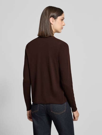 Frauenmodel trägt Regular Fit Cardigan mit offenem Design von S.OLIVER CASUAL in unifarbenem, mattem Feinstrick, Rückansicht, Ganzkörperansicht.
