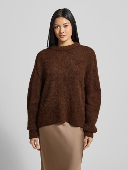 Frauenmodel trägt Strickpullover mit gerippten Abschlüssen von Smith and Soul in Braun, lockerer Schnitt, Materialmix, Nahaufnahme Oberkörper.