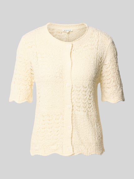 Produktfoto, Regular Fit Strickjacke aus Baumwoll-Mix von Tom Tailor in Optik: Unifarben, Lochstrickmuster, Rundhals, Kurzarm, Materialverarbeitung: Strick, Farbe creme,  einreihige Knopfleiste.