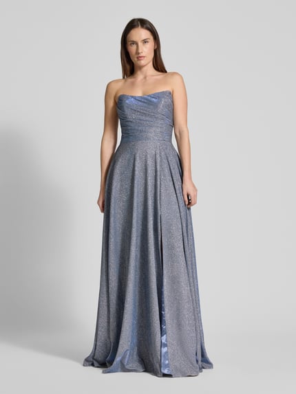 Modelka prezentuje Regular Fit Abendkleid in Glitzer-Optik von Luxuar, efekt błyszczący, krój regular fit, linia A, rozcięcie, wiązanie, taliowany, zakładki w pasie, długość tyłu w rozmiarze 36: 134 cm, szerokość klatki piersiowej w rozmiarze 36: 31 cm, sukienka wieczorowa, widok całej sylwetki z przodu