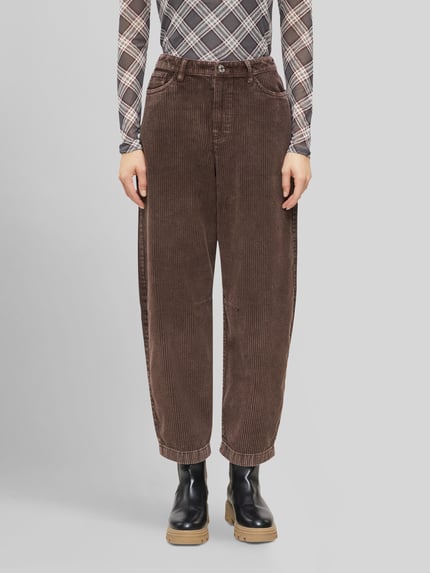 Frauenmodel trägt Regular Fit Cordhose mit Umschlagabschluss von S.OLIVER CASUAL in braun, unifarben, 5-Pocket-Design, Cordstruktur, Ganzkörperansicht von vorne.