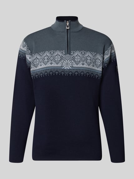 Produktfoto, Wollpullover mit Troyer-Kragen Modell 'Moritz' von Dale of Norway aus reiner Wolle in Dunkelblau und Grau mit Muster, gerader Schnitt, Label-Detail, Rückenlänge 72 cm, Ärmellänge 64 cm