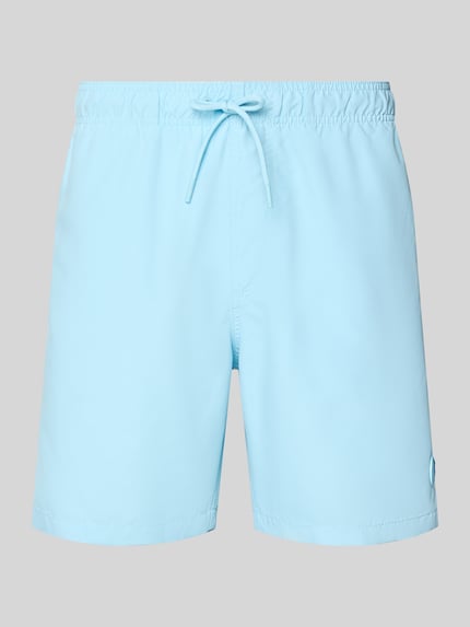 Productfoto, Badehose mit Label-Patch Modell 'Mike' van Shiwi in lichtblauw, loose fit, elastische taille met trekkoord, achterzak met paspel