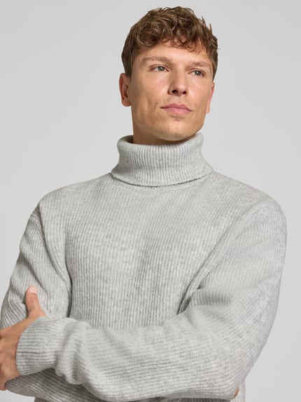 Männermodel trägt Strickpullover in Ripp-Optik mit Rollkragen von Lindbergh in Hellgrau, Struktur fein, Nahaufnahme Oberkörper. Rückenlänge M: 74 cm, Ärmellänge M: 62 cm, Regular Fit.