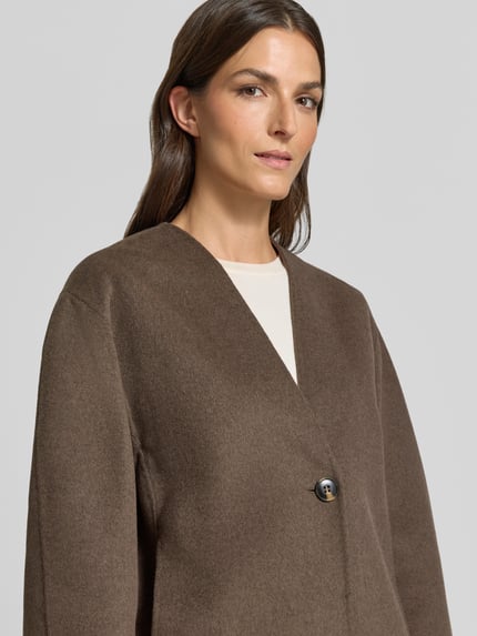 Frauenmodel trägt Regular Fit Blouson aus Woll-Mix von Jake*s Collection in Braun, glatte Textur, Nahaufnahme Oberkörper. Damen Bomberjacke / Blouson.