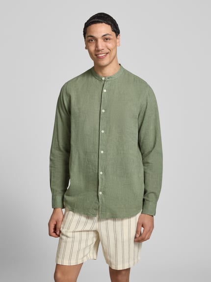 Männermodel trägt Slim Fit Freizeithemd aus Baumwoll-Leinen-Mix Modell 'CAIDEN' von Only & Sons, Optik: Unifarben, Ganzkörperansicht von vorne.