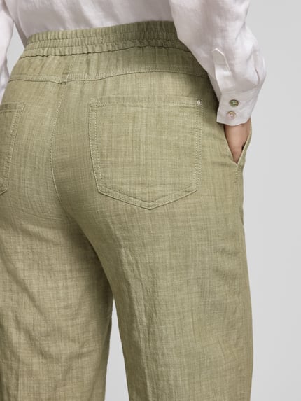 Frauenmodel trägt Culotte mit französischen Eingrifftaschen Modell 'Linn' von Angels aus Reine Baumwolle in Loose-Fit, Nahaufnahme Rückansicht.