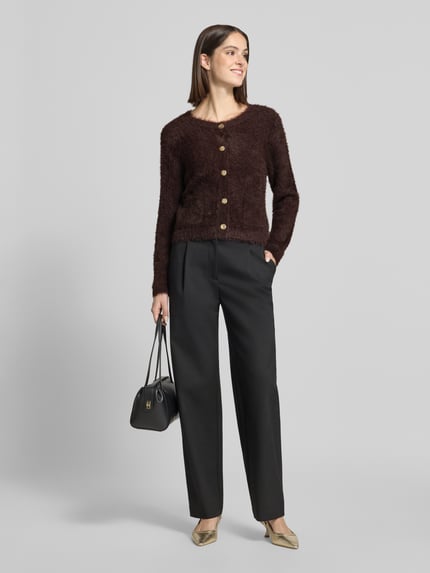 Modelka nosi Regular Fit Strickjacke aus Baumwoll-Mix von ROBE LÉGÈRE w kolorze ciemnego brązu, matowa faktura, pełny widok z przodu.
