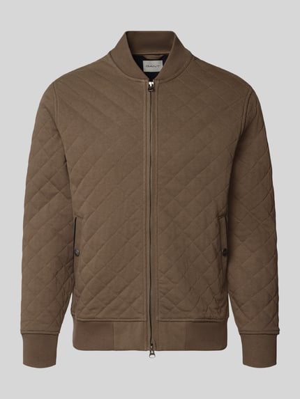 Produktfoto, braune Regular Fit Sweatjacke aus Baumwoll-Mix von GANT, gesteppte Struktur mit Rauten, sichtbare Taschen, Herren Sweatjacke