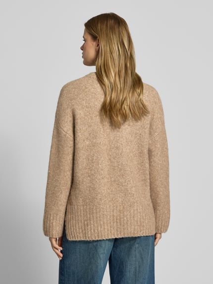 Frauenmodel trägt Pullover mit gerippten Abschlüssen von PIECES in Beige, Longline Regular Fit, unifarben, Rückansicht, Ganzkörperansicht.