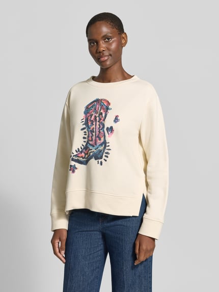 Vrouwenmodel draagt sweatshirt met motiefprint en pailletten van Milano Italy, katoenmix, relaxed fit, ronde hals, motief in crème en blauw, vooraanzicht bovenlichaam