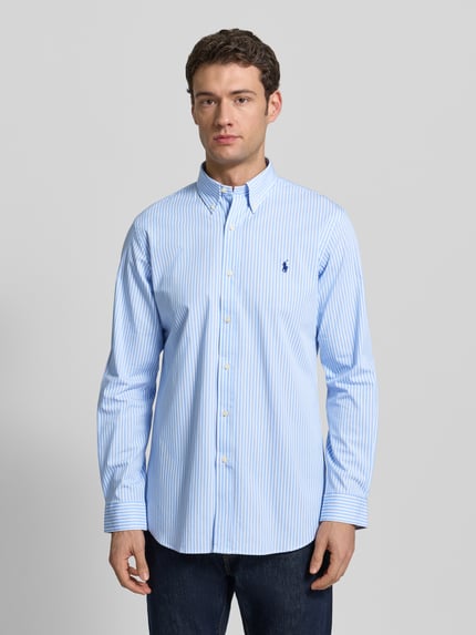 Männermodel trägt Freizeithemd mit Knopfleiste von Polo Ralph Lauren, hellblau gestreift, Baumwoll-Elasthan-Mix, Regular Fit, Ganzkörperansicht von vorne. Rückenlänge 84 cm, Schulterbreite 47 cm, Ärmellänge 66 cm, Button-Down-Kragen, Label-Stitching.