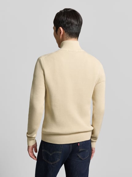 Mannenmodel draagt Regular Fit Strickjacke aus reiner Baumwolle Modell 'DAME' van SELECTED HOMME in uni beige, geheel achteraanzicht.
