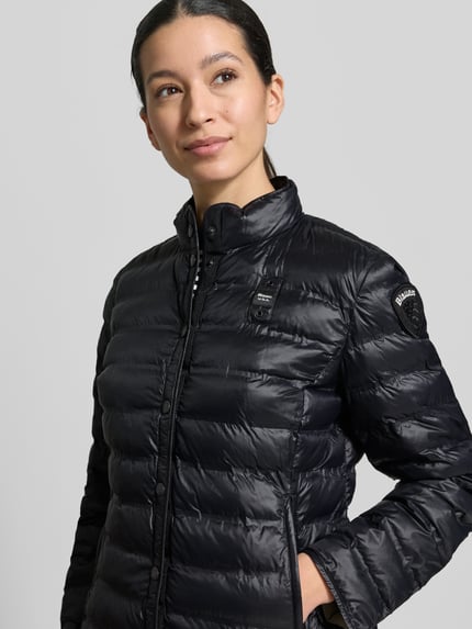 Vrouwenmodel draagt Steppjacke mit Stehkragen Modell 'MOON' van Blauer Usa, slim fit, zwarte glans, knoopsluiting, nahaufnahme bovenlichaam.