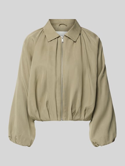 Produktfoto, Jacke aus Lyocell mit Reißverschluss Modell 'Jabana' von OPUS in Oliv, Relaxed-Fit, Umlegekragen, weiche Oberfläche, 55 cm Rückenlänge, 52 cm Schulterbreite, 55 cm Brustweite, 52 cm Ärmellänge