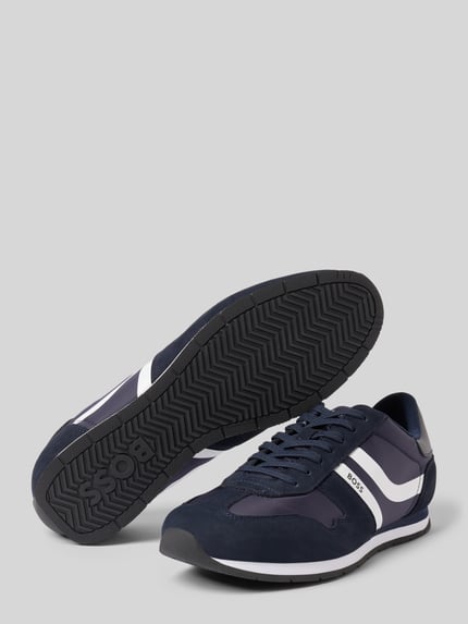 Produktfoto, Low Top Sneaker mit Label-Print Modell 'LEVON_RUNN_NYMI' von BOSS in Dunkelblau mit flacher strukturierter Sohle, unifarben, abgerundete Schuhspitze.