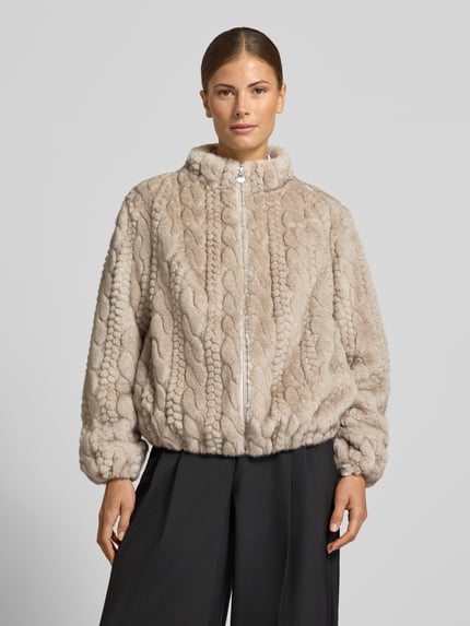 Frauenmodel trägt Teddyjacke mit strukturiertem Fleece von S. OLIVER BLACK LABEL in Beige, unifarben, langarm, Reißverschluss, Ganzkörperansicht von vorne.
