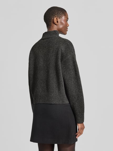 Frauenmodel trägt Turtleneck-Pullover mit Woll-Anteil und Rundhalsausschnitt von Neo Noir in Dunkelgrau, strukturierte Oberfläche, Ganzkörperansicht Rückansicht.