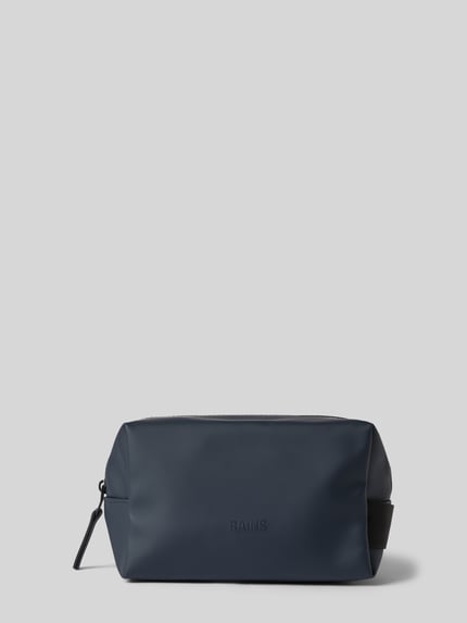 Produktfoto, Wash Bag mit Logo-Detail von Rains in Dunkelblau, rechteckige Form, glatte Oberfläche, Reißverschluss, Trageriemen, Herrentasche, Steckfach innen, 20x14x11 cm, Länge Schulterriemen 14 cm.