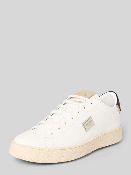 Produktfoto, Sneaker met vetersluiting van Antony Morato van echt leer, afgeronde neus, labeldetail, beige gestructureerde zool, wit bovenwerk.