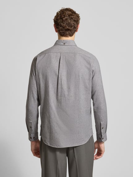 Männermodel trägt Freizeithemd mit Knopfleiste Modell 'LUBARKLEY' von Jack & Jones Premium aus reiner Baumwolle, Regular-Fit, Ganzkörperansicht Rückansicht.