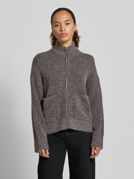 Vrouwenmodel draagt Regular Fit Strickjacke aus Woll-Mix Modell 'SIA' van Selected Femme, dames gebreid vest, volle lichaamsvoorzijde.