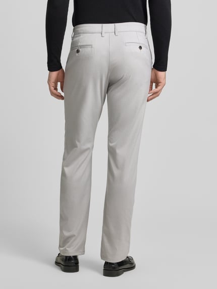 Männermodel trägt stoffen broek met viscose van Christian Berg Men, recht model, steekzakken, knoop- en ritssluiting, strookzakken achter, lichtgrijs, materiaalmix, bandwijdte 44 cm, binnenbeenlengte 81 cm, Ganzkörperansicht Rückansicht.