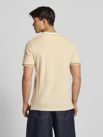 Męski model nosi Regular Fit Poloshirt mit Label-Stitching Modell 'EVO' von Blend z bawełny, dekolt w serek, długość tyłu 72 cm, Ganzkörperansicht Rückansicht.