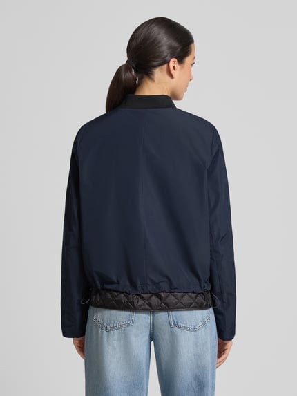 Frauenmodel trägt Jacke mit Stehkragen und Reißverschlusstaschen von Gil Bret in Dunkelblau, Regular-Fit, Rückenansicht, Rückenlänge 54 cm, Schulterbreite 41 cm, Brustweite 54 cm, Ärmellänge 64 cm. Ganzkörperansicht Rückansicht.