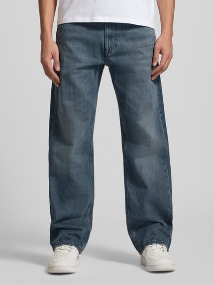 Männermodel trägt Straight Fit Jeans im 5-pocketmodel model 'Ash' van Calvin Klein Jeans, puur katoen, knoop- en ritssluiting, bandwijdte 43 cm, binnenbeenlengte 78 cm, ganzkörperansicht van voren.