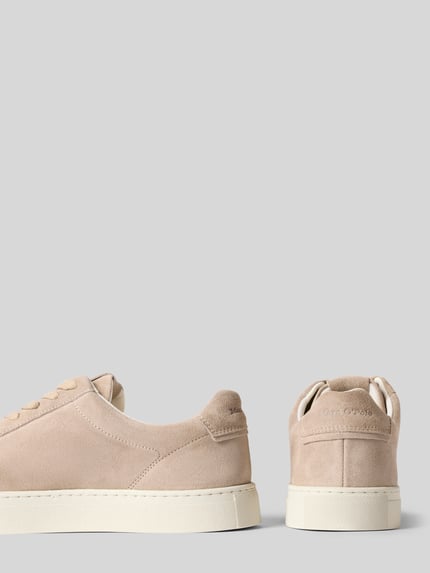 Productfoto, Low Top Sneaker uit puur rundsleer van Marc O'Polo in effen beige, ronde neus, platte zool, label stitching, label patch en labelreliëf, vetersluiting, gestructureerde zool, suède look, herenmodel.