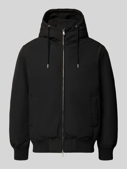 Produktfoto, czarna kurtka z kapturem i wpuszczanymi kieszeniami Model 'TRACE' od JACK & JONES, krój regular fit, zamek błyskawiczny, tunel, Długość tyłu w rozmiarze M: 70 cm, szerokość ramion w rozmiarze M: 46 cm, szerokość klatki piersiowej w rozmiarze M: 60 cm, długość rękawów w rozmiarze M: 68 cm