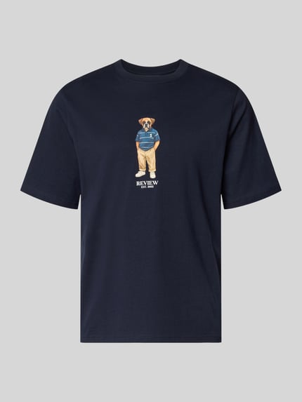 Produktfoto, T-Shirt mit Motiv-Print und Rundhalsausschnitt von REVIEW, dunkelblauer Farbton, Reine Baumwolle, Regular-Fit, Rückenlänge 64 cm in Größe M.