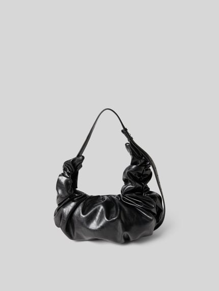 Produktfoto, schwarze Shoulder Bag mit Raffungen von Diesel, Damen Schultertasche in Leder-Optik mit verstellbarem Schulterriemen und Reißverschluss, Hauptfach sowie Reißverschlussfach auf der Innenseite, Maße ca. 50 cm Breite, 29 cm Länge, 18 cm Tiefe.