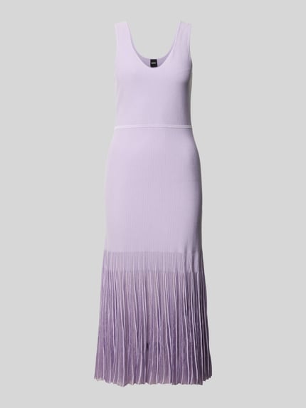 Produktfoto, tricotjurk uit ribtricot van BOSS in lichtpaars met transparante plissévouwen, knielang, V-hals, nauwsluitend