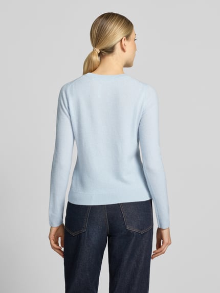 Frauenmodel trägt Slim Fit Strickpullover aus reinem Kaschmir von Christian Berg Woman in Hellblau, elastische Abschlüsse, taillierte Passform, Rückenlänge 54 cm, Ärmel 65 cm, weiche Textur, Ganzkörperansicht Rückansicht.