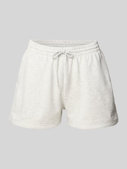 Produktfoto, Sweatshorts mit Eingrifftaschen von New Balance aus Baumwoll-Mix in Hellgrau, Regular-Fit, elastischer Bund mit Kordelzug, Struktur weich