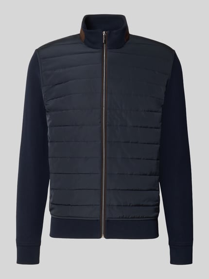Produktfoto, Sweatjacke mit Stehkragen und Reißverschluss von bugatti in Dunkelblau, Baumwoll-Mix, glatte und gesteppte Textur, gerader Schnitt, seitliche Eingrifftaschen, gerippte Abschlüsse, dezentes, modernes Design, Herrenmode
