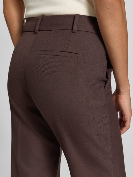 Frauenmodel trägt Regular Fit Gerade Hose mit Viskose-Anteil von Jake*s aus der Jake*s Collection in Dunkelbraun, Nahaufnahme Rückansicht.